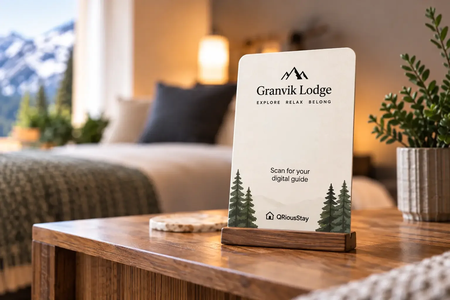 En tryckt QRiousStay-skylt med QR-kod för Granvik Lodge på ett sängbord